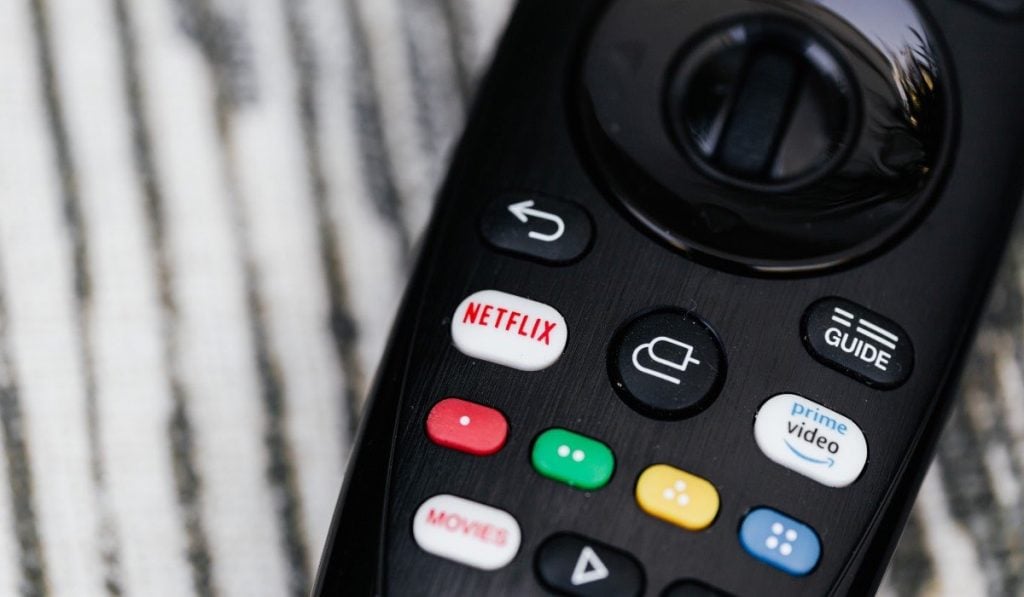control remoto con botones de vídeo principal y Netflix y cuatro botones programables