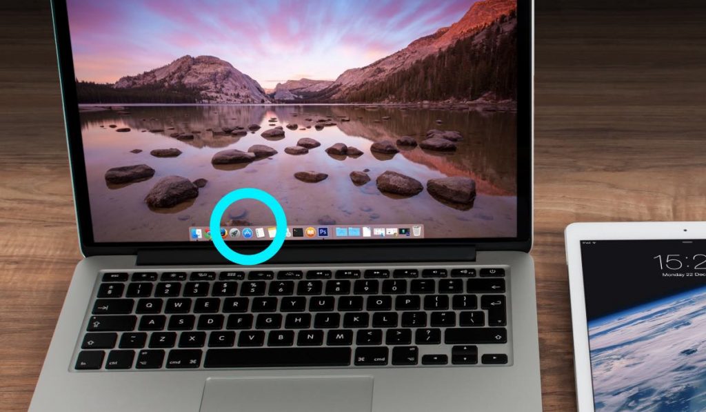 MacBook laptop met App Store gemarkeerd liggend op een lijst