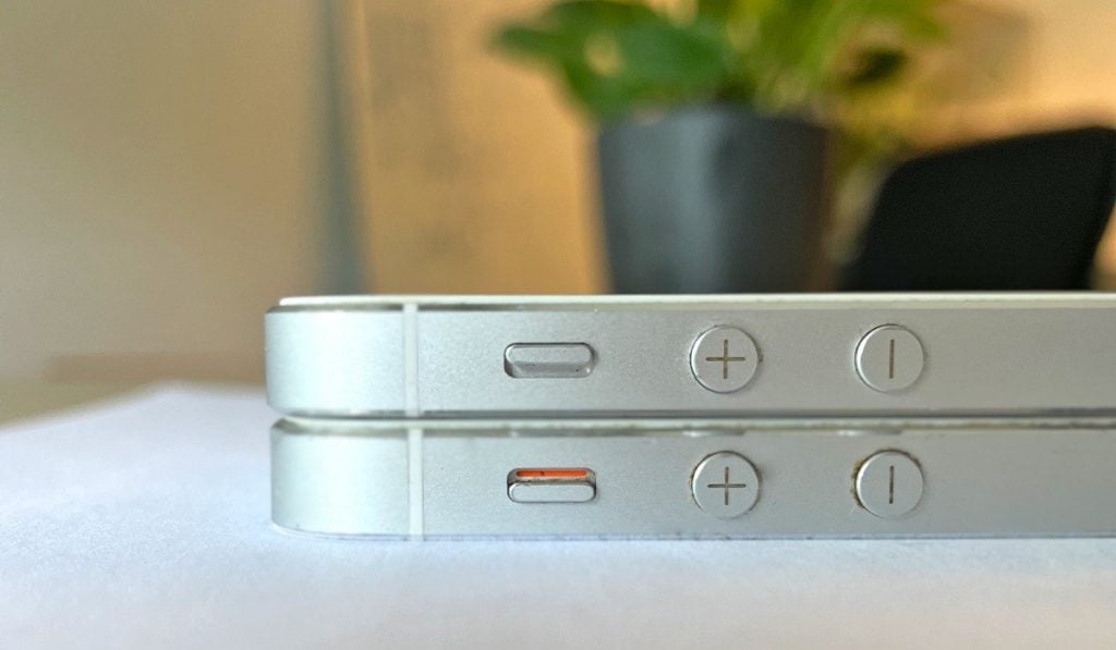 Zwei übereinander gestapelte iPhones mit sichtbaren Tasten für den Stummmodus