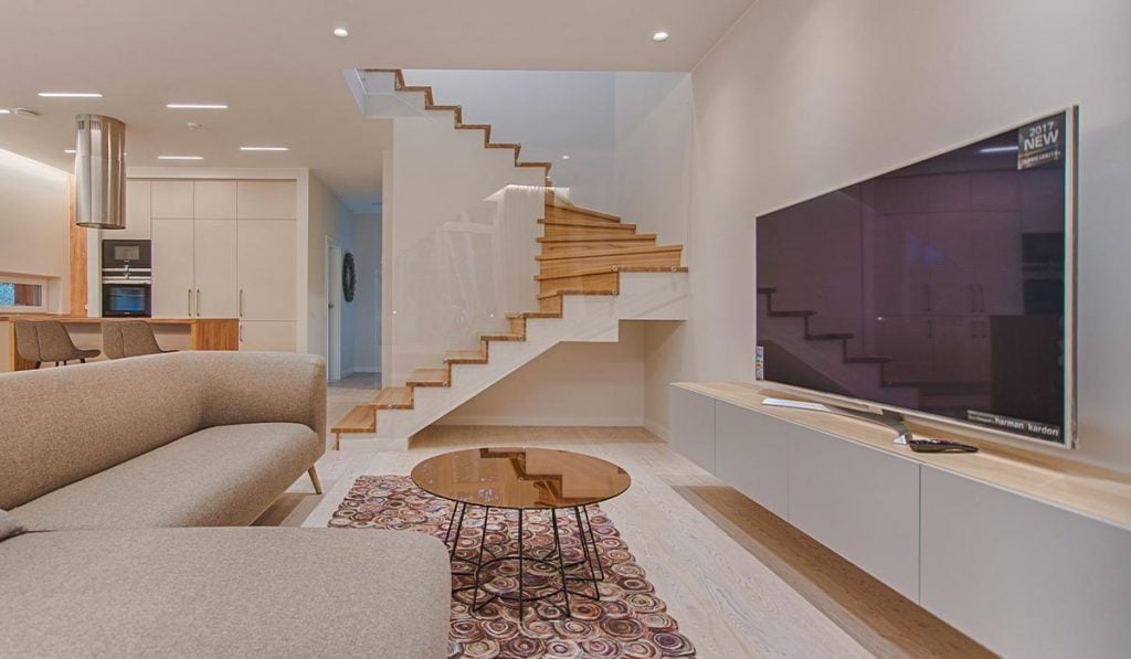 Smart TV a passar numa parede numa sala de estar moderna