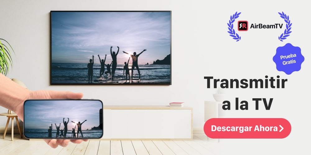 Banner promocional de AirBeamTV que muestra una mano sosteniendo un iPhone que está reflejando una imagen de una familia en un parque a una Smart TV.