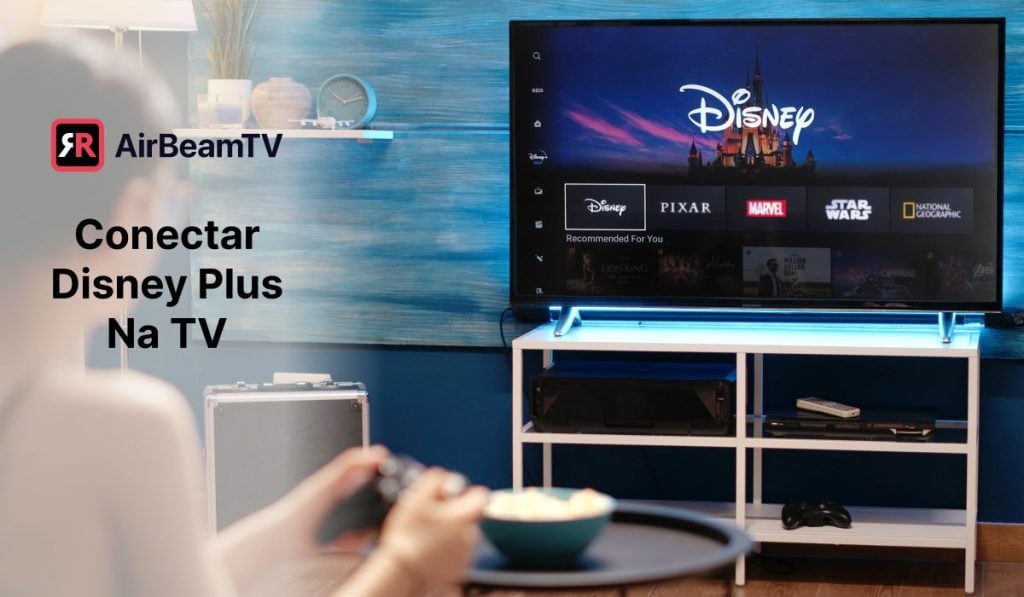 mulher sentada num sofá a segurar uma almofada de consola. Ela tem uma taça de pipocas em cima da mesa de café à sua frente. O ecrã de uma televisão em frente dela mostra a interface Disney Plus. A cabeceira no canto superior esquerdo diz: "Lançar a Disney Plus para a TV". Há um logótipo AirBeamTV acima do cabeçalho