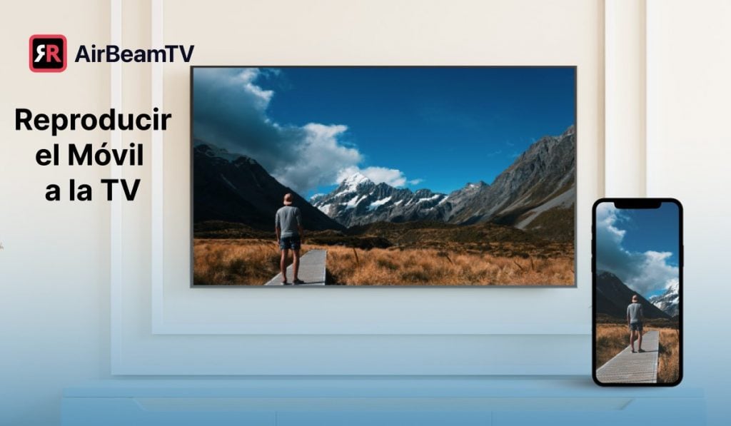 un iPhone reflejando una imagen de un sendero de montaña con un excursionista a una Smart TV. En la esquina superior izquierda aparece el encabezado "Cast Phone to TV" y el logotipo de AirBeamTV