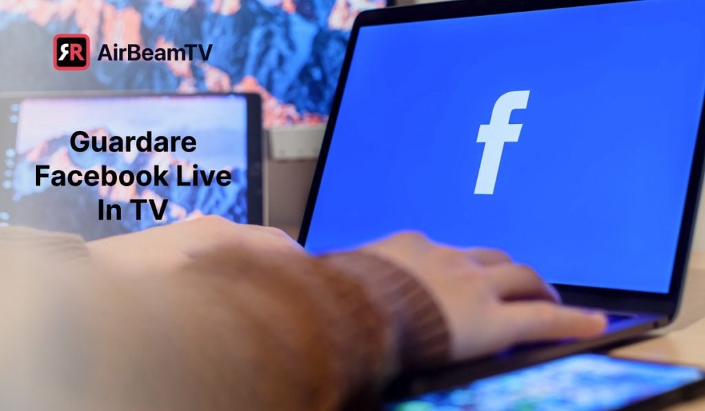 persona che indossa un maglione beige seduta vicino a una scrivania e utilizza un computer portatile con il logo di Facebook su sfondo blu sullo schermo