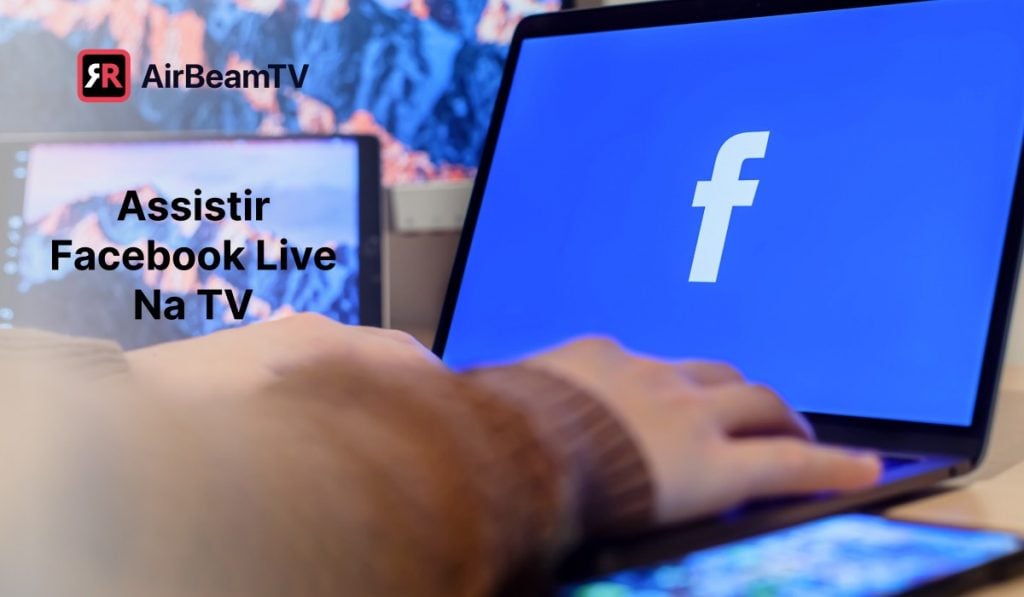 persona con un jersey beige sentada cerca de un escritorio y utilizando un ordenador portátil con el logotipo de Facebook sobre un fondo azul en la pantalla