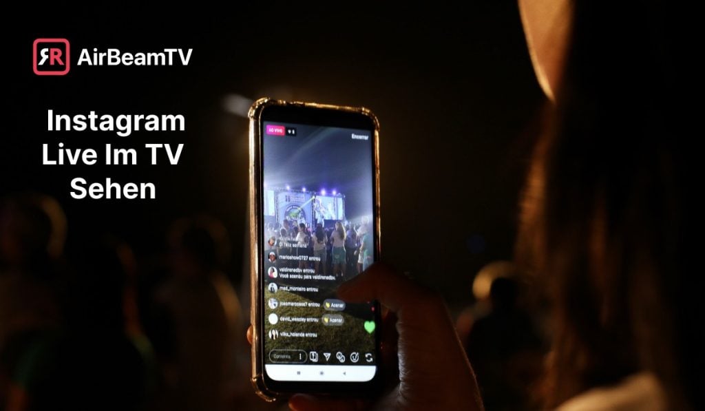 Eine junge Frau nutzt Instagram Live am Abend während einer Party. Sie streamt live eine Gruppe von Partygästen. Auf dem Bildschirm ihres Smartphones sind mehrere Kommentare zu sehen. Es gibt eine Überschrift "Instagram Live auf TV Sehen" und ein AirBeamTV-Logo in der oberen rechten Ecke.