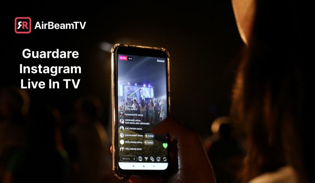 una giovane donna che utilizza Instagram Live la sera durante una festa. sta trasmettendo in diretta streaming un gruppo di partecipanti alla festa. Sullo schermo del suo smartphone sono presenti diversi commenti. C'è un'intestazione "Guarda Instagram Live in TV" e un logo AirBeamTV nell'angolo in alto a destra.