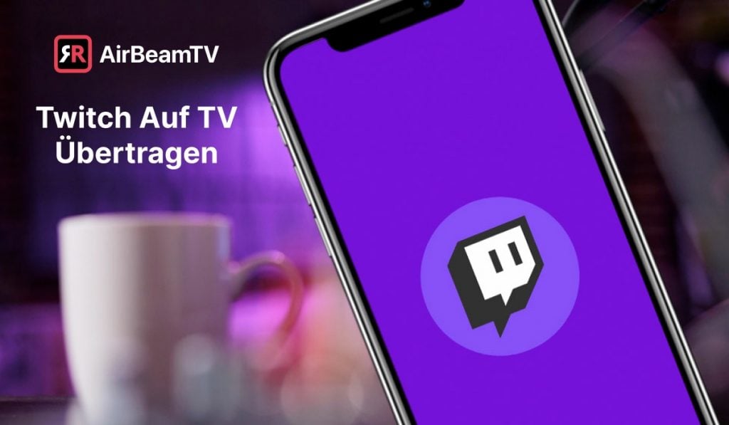 Smartphone mit dem Twitch-Logo auf lila Hintergrund. Im Hintergrund ist ein weißer Becher zu sehen, der von hinten durch violette LED-Lichter beleuchtet wird. In der oberen rechten Ecke befindet sich eine Überschrift "Cast Twitch to TV" und darüber ein AirBeamTv-Logo