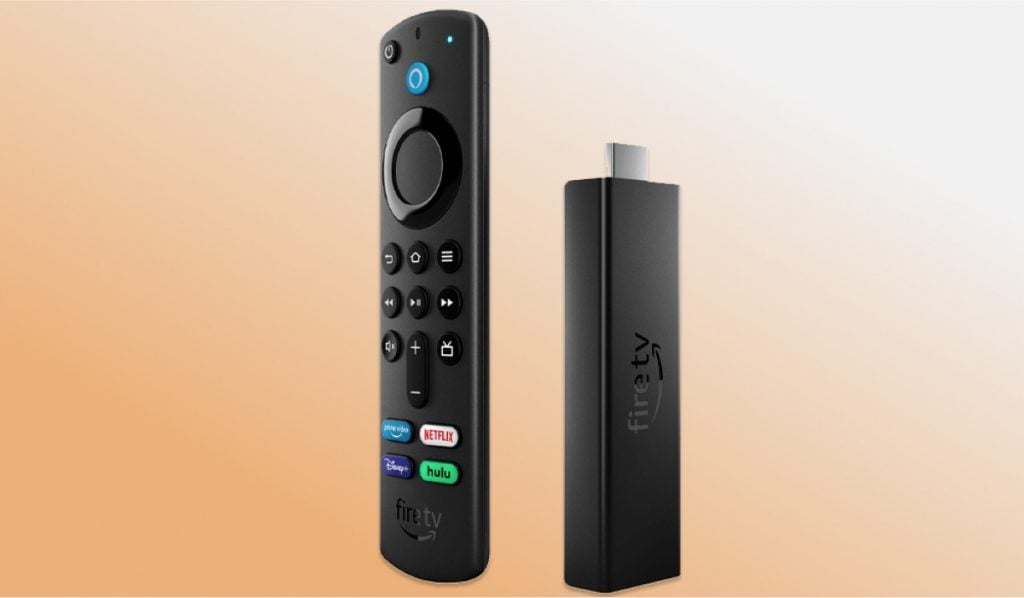 Fire TV stick en een afstandsbediening van Fire TV op oranje achtergrond