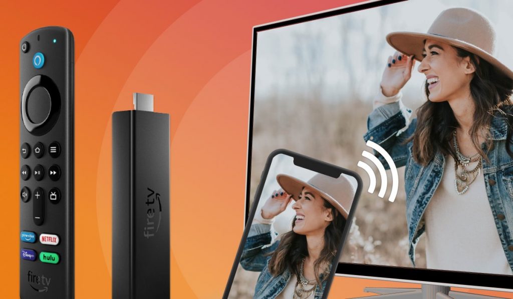 Fire TV Stick en een afstandsbediening van Fire TV op oranje achtergrond en een iPhone die een beeld van een vrouw met een hoed aan een Smart TV spiegelen