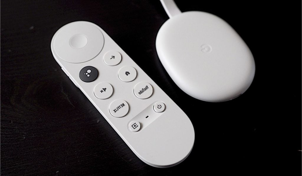 Witte Chromecast-afstandsbediening en wit Chromecast-apparaat op zwarte achtergrond