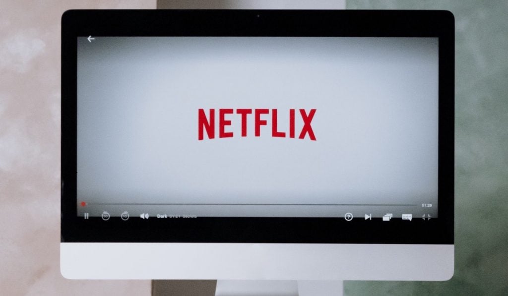 dispositivo di uscita del monitor del computer con netflix acceso e uno spettacolo Dark