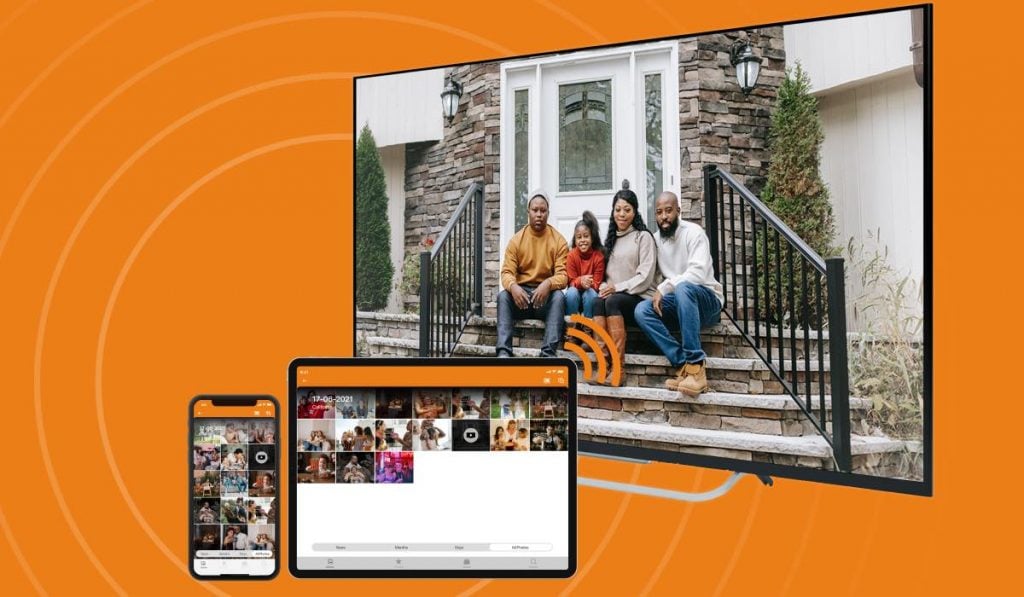 Een iPhone, een tablet, beide met de galerij-app op iOS. De Smart TV toont een afbeelding van een gezin dat op de voorste trap zit. Het beeld is gegoten vanaf de iPhone en de tablet.