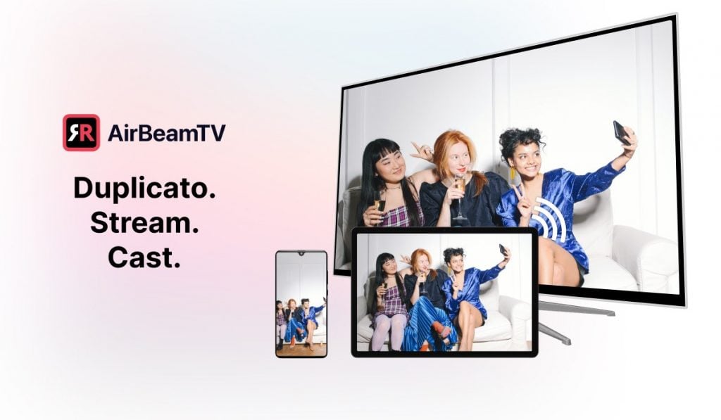 Un banner che mostra uno smartphone, un tablet e una smart tv, tutti con la stessa immagine di tre giovani donne in posa su una spiaggia. A sinistra c'è un'intestazione che dice "Duplicato. Stream. Cast." e sopra c'è il logo di AirBeamTV.