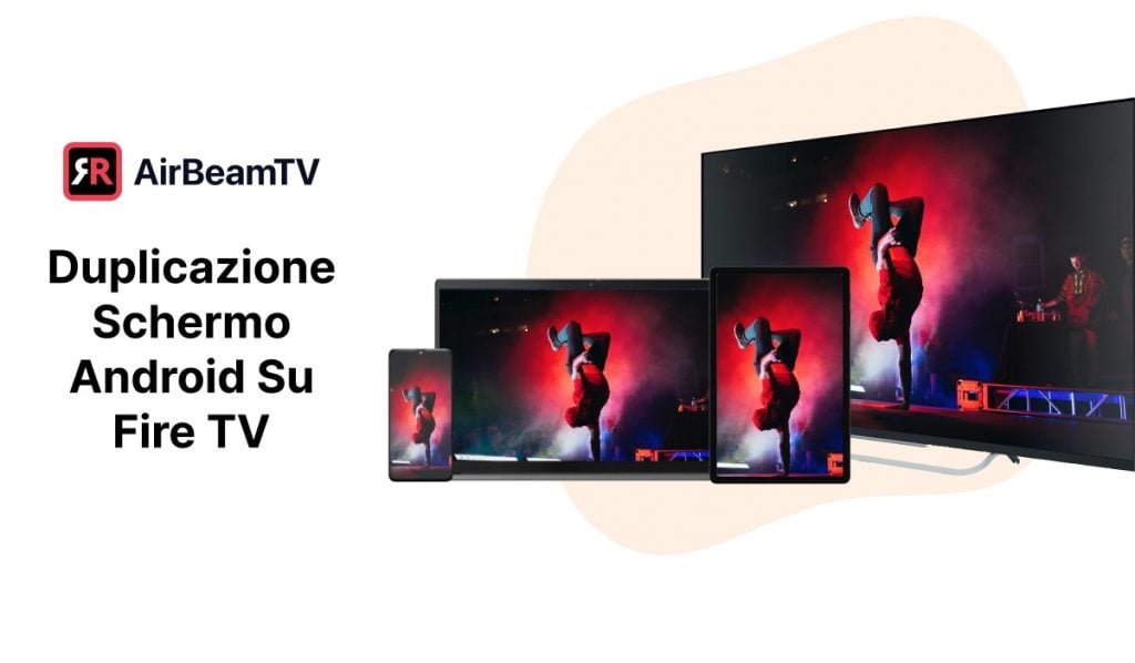 quattro dispositivi: uno smartphone, un computer portatile, un tablet e una Smart TV che mostra l'immagine di una persona che balla la breakdance su un palco. Sullo sfondo c'è un DJ, in piedi dietro un banco da DJ su un supporto. Il palco è illuminato di rosso. L'intestazione a sinistra dice: "Duplicazione Schermo Android Su Fire TV" e sopra c'è il logo di AirBeamTV.