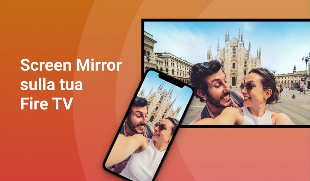 un banner arancione che mostra tre dispositivi: uno smartphone, un tablet e una smart tv, ciascuno con la stessa immagine di una giovane donna che posa per una foto davanti a un ponte. Lo slogan sul lato sinistro recita "Screen Mirroring sulla tua Fire TV".
