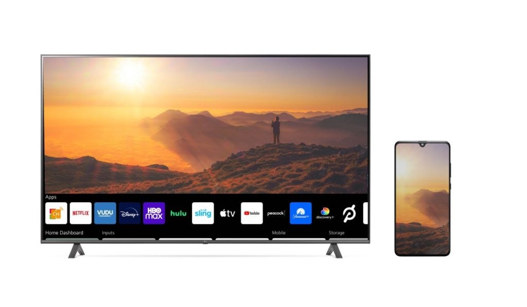 een WebOS LG Smart TV en een Android smartphone die hetzelfde beeld weergeven van een bewolkte zonsondergang.