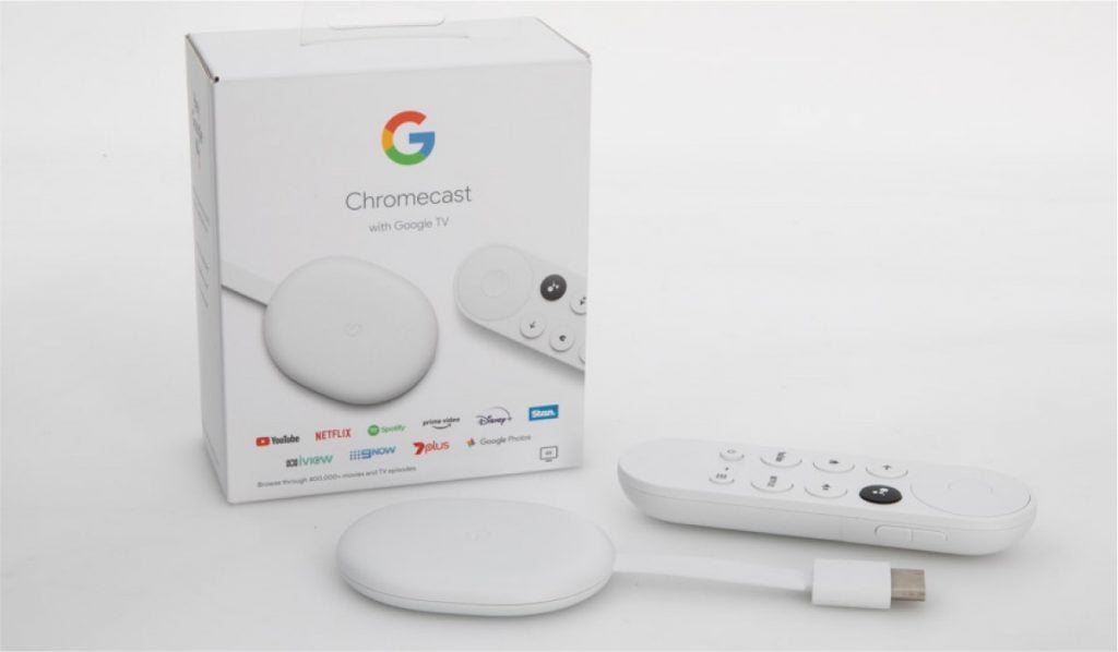Dispositif Chromecast avec une télécommande et un boîtier Chromecast avec Google TV sur un fond blanc.