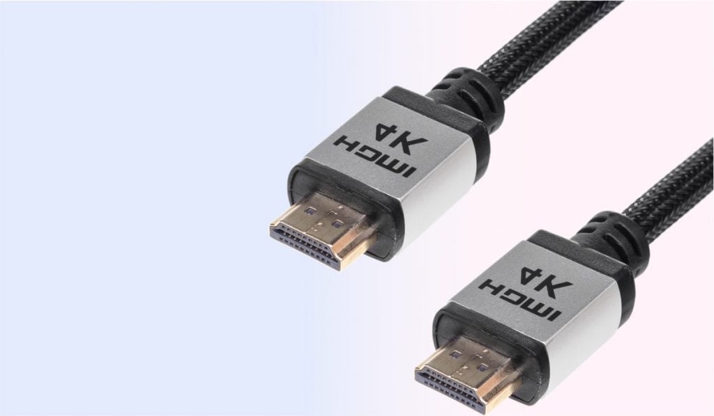 Duas extremidades de um cabo HDMI 4k contra fundo branco