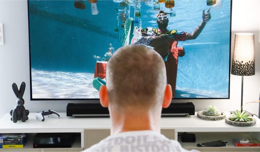 テレビを見ている男。そこには
