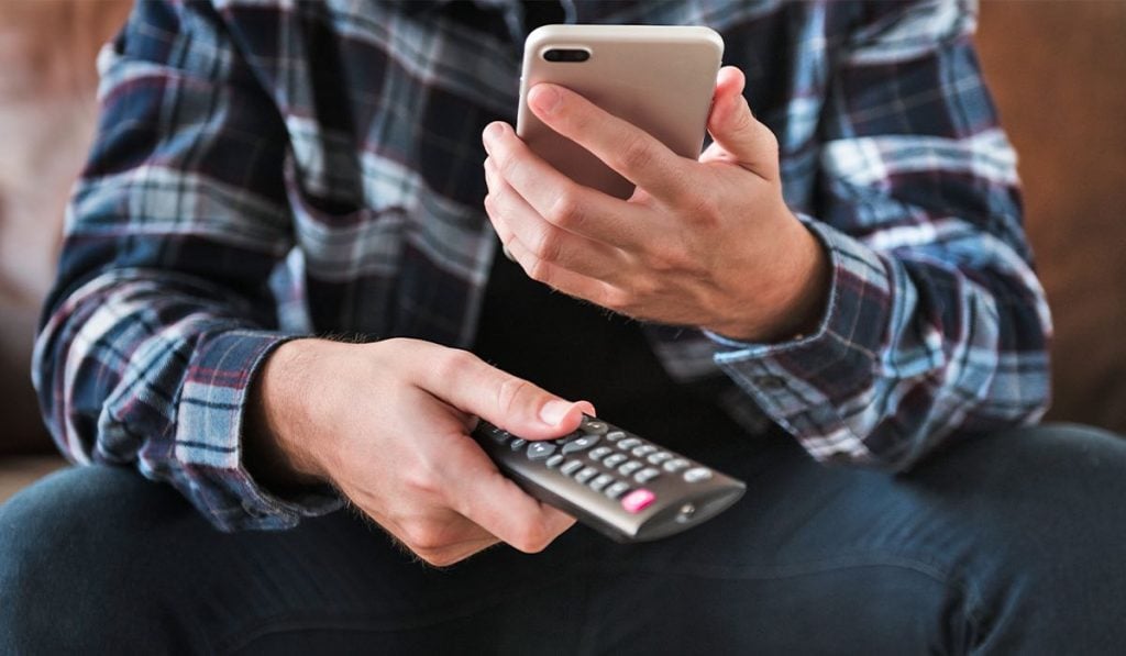 ma holdinng smartphone and samsunng tv reemote